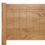 Ensemble de chambre à coucher 4 pièces, une table de chevet, un lit, une grande commode et une large commode en bois massif Lindall-463085390