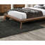Lit plateforme en noyer massif de style moderne Mid-Century grand format, tête de lit à oreilles en tissu, pieds angulaires effilés, cadre de lit de couleur matelas, avec