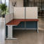 Poste de travail avec panneau L 65 po x P 65 po Regency Instant Office, cerisier Hansen-133698077