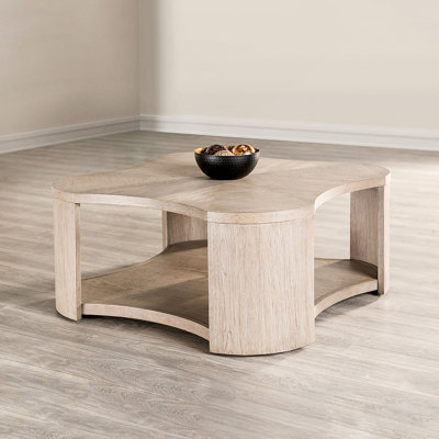 Table basse moderne à finition chêne avec rangement ouvert et roulettes pour une mobilité facile et une économie d'espace