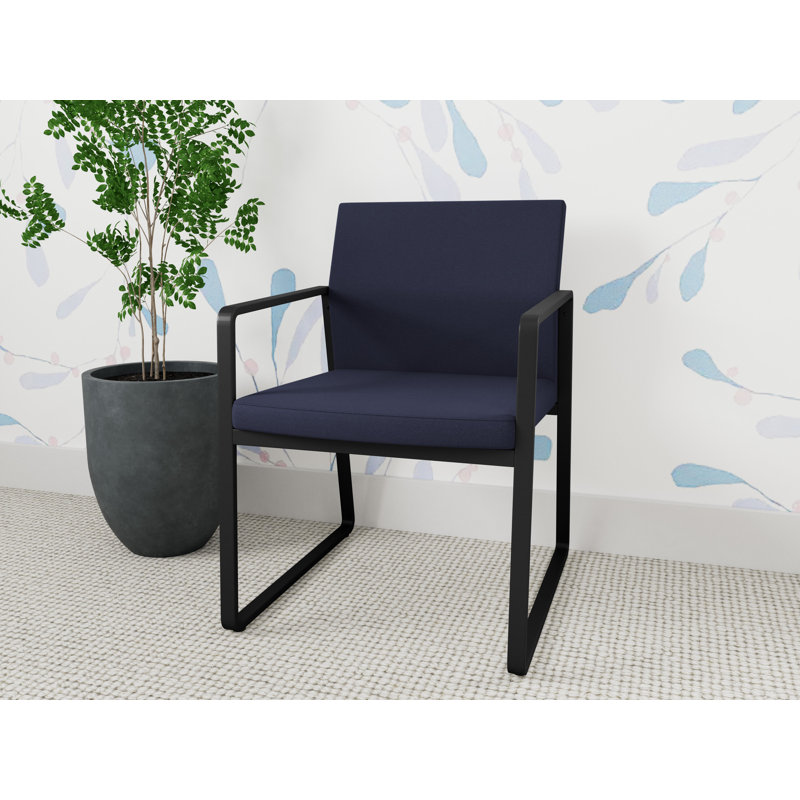 Chaise d'invité Gansett, Portes ouvertes en tissu bleu marine, Noir