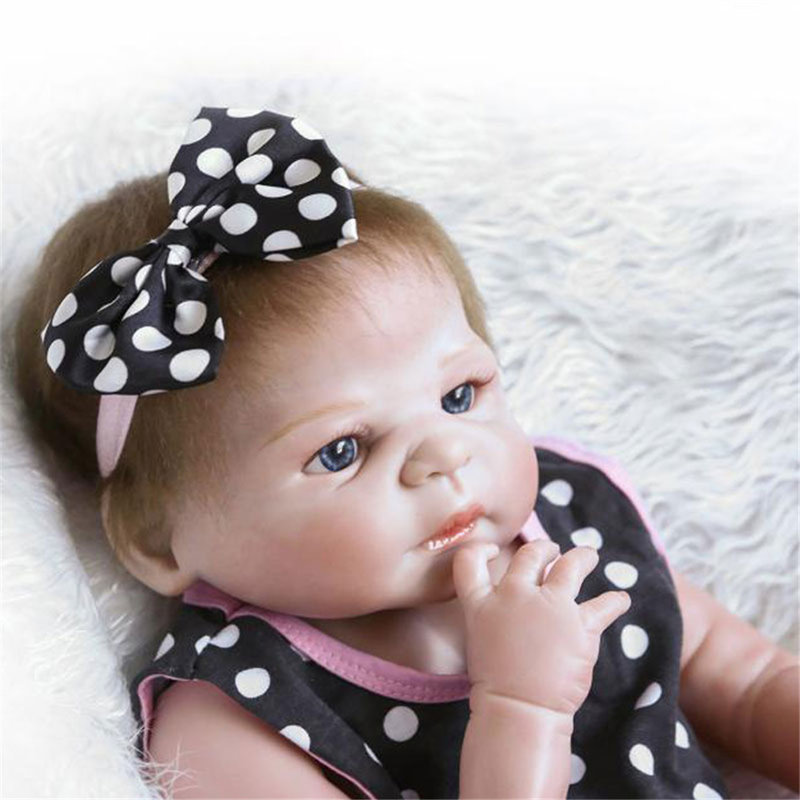 Poupée de bébé nouveau-né à la main