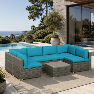 Ensemble de patio 7 pièces en osier gris avec coussins amovibles bleu clair et table basse en verre pour l'extérieur, la piscine et la cour