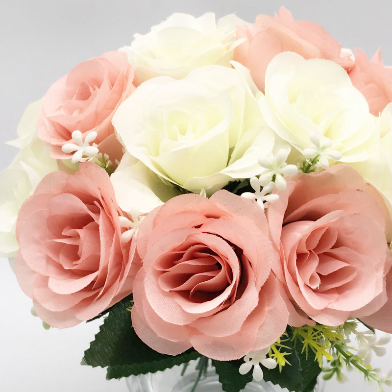 Agencement de fleurs en soie rose dans un pot de verre, Rose / crème
