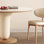 Table et chaise de salle à manger vintage de style crème rétro
