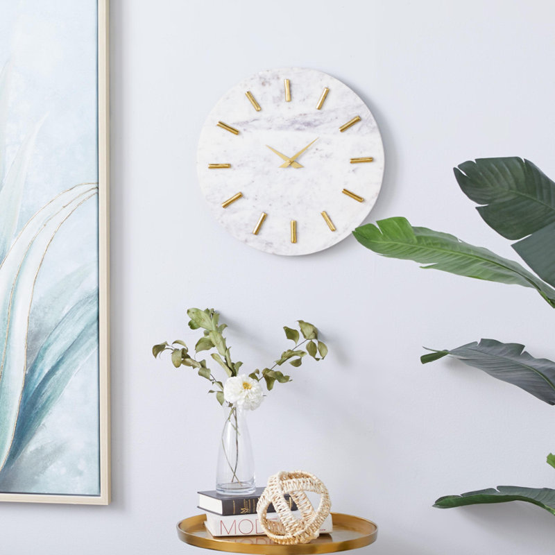 Horloge murale décorative en marbre avec détails en métal doré