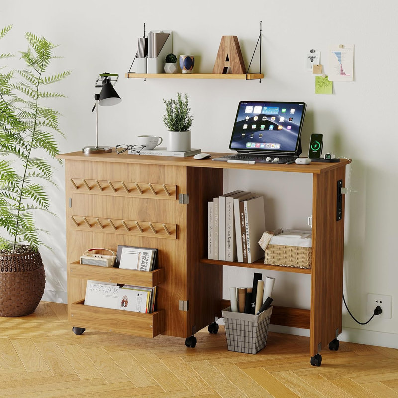 Table pliable de couture et d'artisanat avec station de charge, roues verrouillables, plateaux et tablettes de rangement, chevilles et verrous magnétiques - Bureau peu encombrant pour les petits espaces