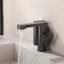 Robinet de salle de bain moderne sans contact avec distributeur de savon intégré, affichage numérique de la température-130085757