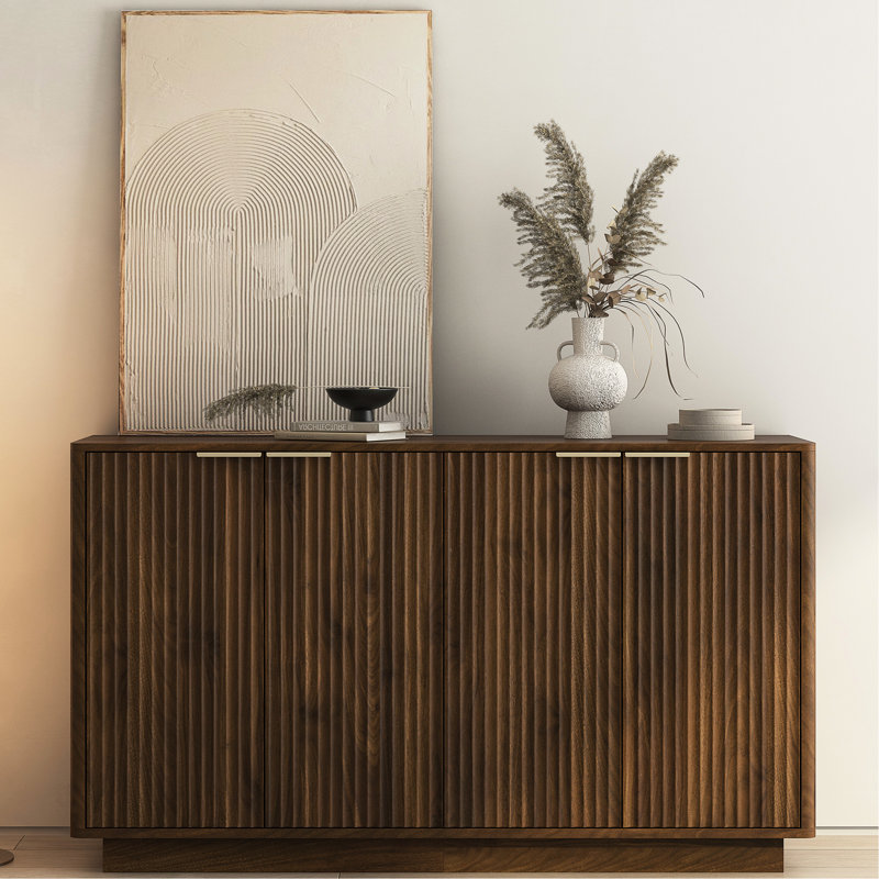 Buffet multifonctionnel en bois avec tablettes ajustables, idéal pour différents espaces de vie. Étagères modernes et panneaux ondulés, convient aux restaurants, bars, etc.