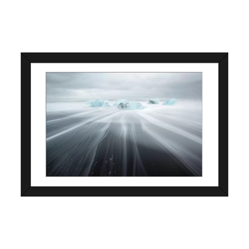 «Icebergs On Black Beach II» par Matteo Colombo, impression sur toile, H 16 po x l 24 po x P 1 po, Papier avec cadre noir