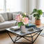 Ensemble de fausses pivoines réalistes dans un vase gris mat pour un décor de table
