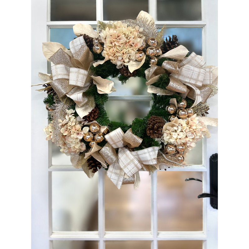 Couronne de Noël 30 po avec hortensias, ornements et boucles