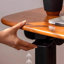 Table d'appoint rectangulaire en bois massif couleur cerisier et noir, avec structure en acier au carbone