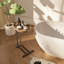 Table d'appoint en forme de C en blanc, plateau en bois moderne avec structure en métal pour le placement du canapé et du chevet-114039278