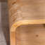 Table basse moderne en bois clair incurvé moderne avec cadre ouvert et rangement ouvert pour les salons contemporains