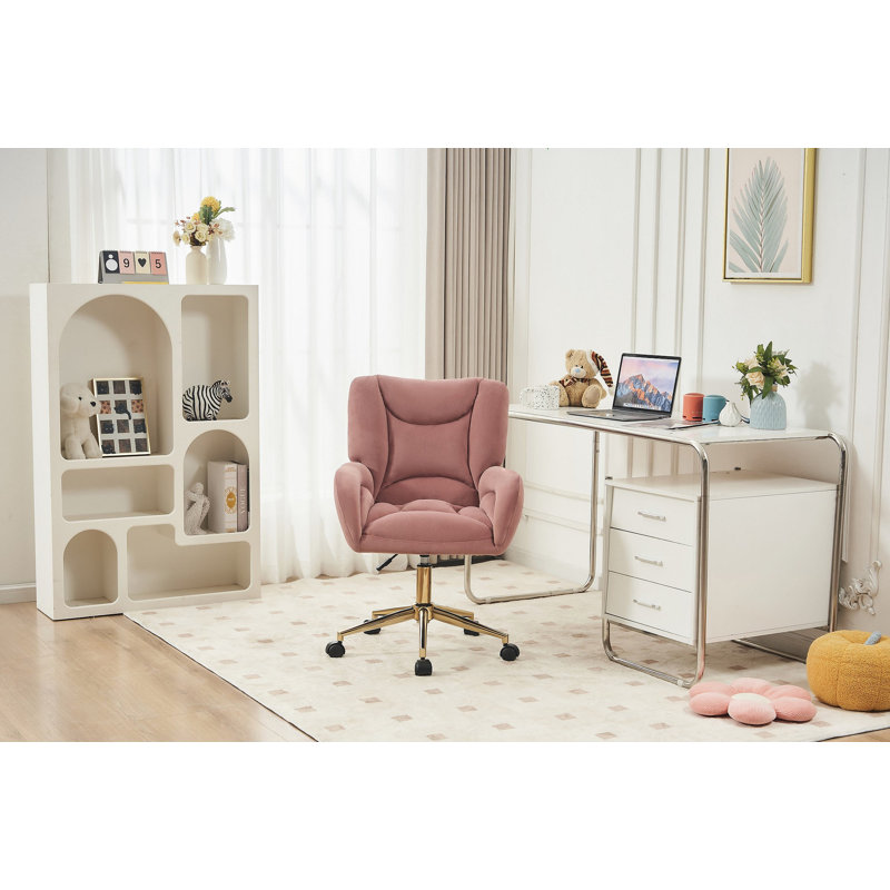Fauteuil de bureau pivotant à 360° en velours rose, avec piètement en métal doré et roulettes universelles.