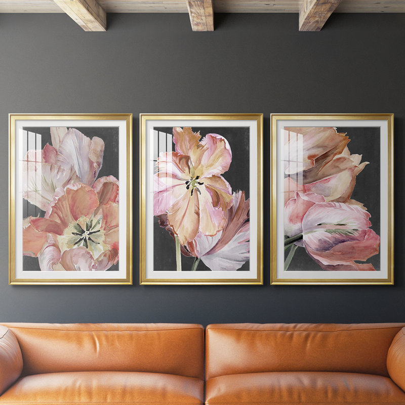 Pastel perroquet tulipe I - reproduction sur mesure encadrée de qualité supérieure - 3 pièces, H 21 po x l 30 po, Doré