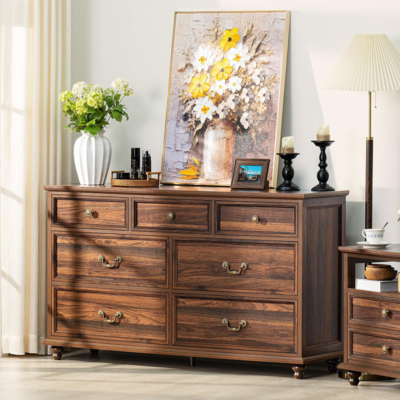 Commode de style champêtre de 137 cm (54 pouces) à 7 tiroirs avec pattes en bois massif, façades de tiroirs géométriques et poignées couleur laiton antique