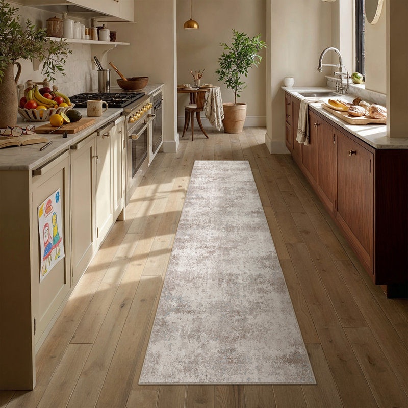Tapis abstrait lavable à la machine avec envers antidérapant Elroy, 0.28", Beige, Tapis de couloir 2 pi x 8 pi