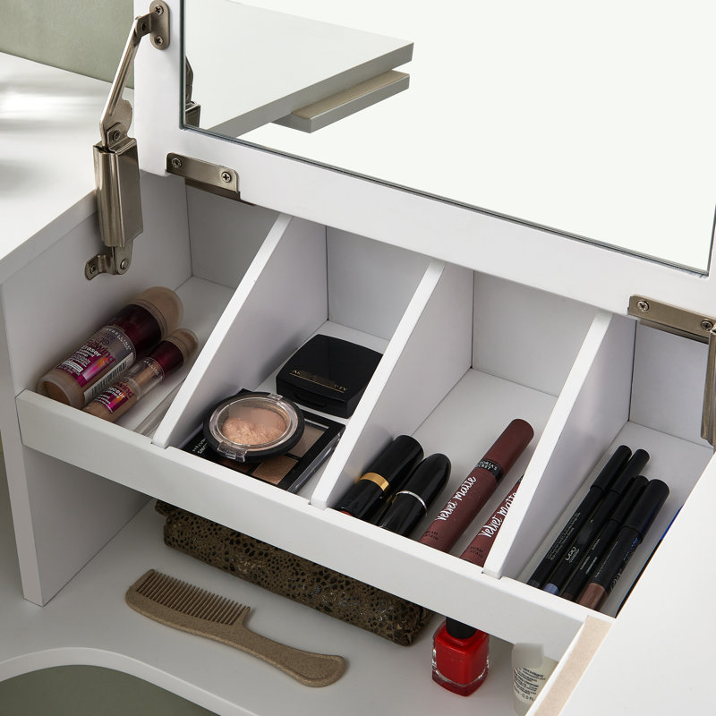 Rebord de meuble-lavabo compact avec miroir blanc - transitionnel idéal pour ranger vos accessoires de coiffure et vos outils de coiffage.