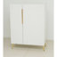 Buffet blanc avec poignées dorées pour l'organisation de la cuisine et de la salle à manger, design contemporain, tablettes flexibles, construction, présentoir de solution pour petits espaces, poignées, esthétique propre, polyvalent