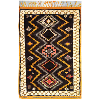 Tapis unique marocain brun / ivoire / mandarine de 4 pi 8 po x 7 pi 6 po années 1940