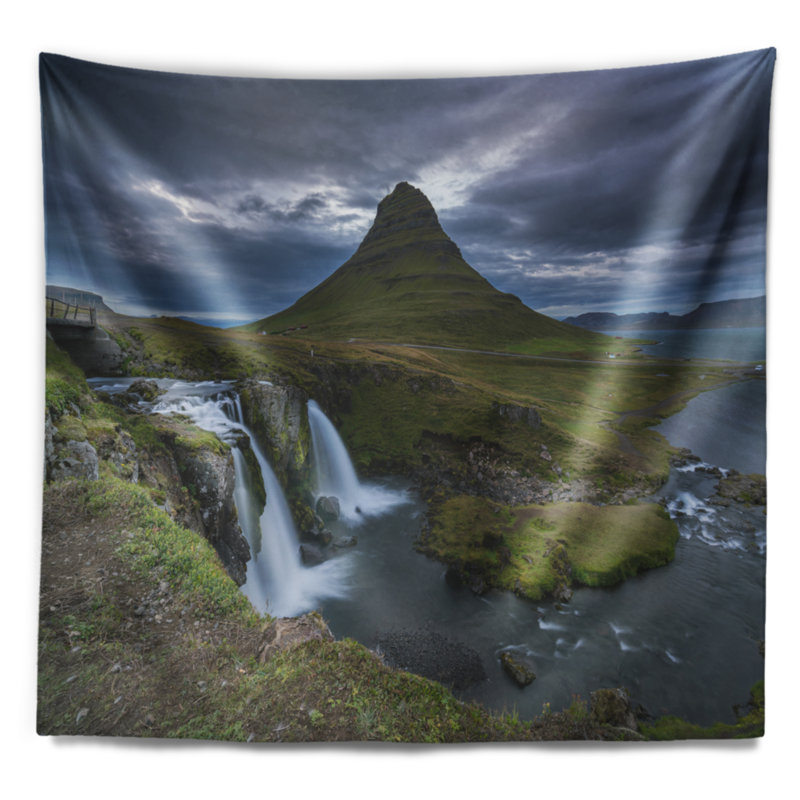 Paysage avec magnifique tapisserie cascade Kirkjufellsfoss, H 32 po x l 39 po