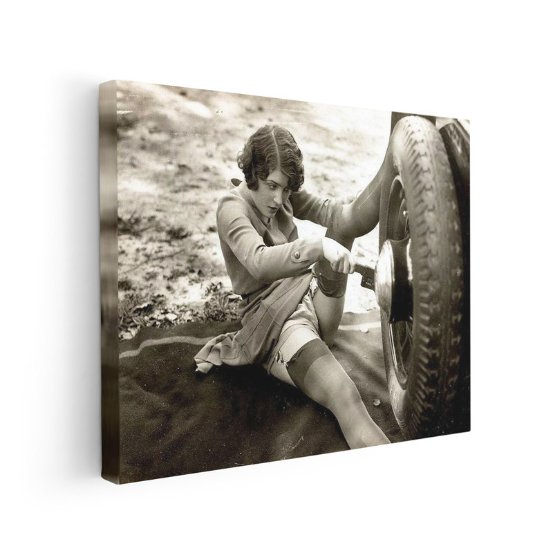 Femme changeant de pneu, Unframed, Canvas, 08"H x 10"W