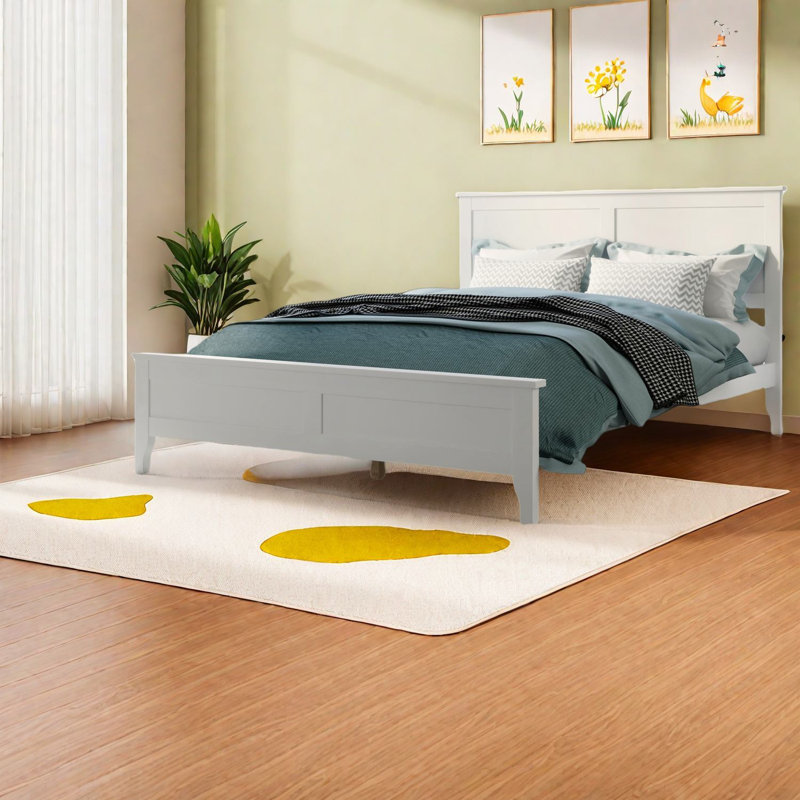 Grand lit plateforme robuste et moderne en bois massif