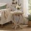Charmante table de bout de style champêtre français avec base en sablier et plateau arrondi à lèvres, parfaite pour une décoration intérieure élégante