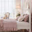 Lit plateforme double pleine grandeur avec tête de lit courbée élégante et cadre à quatre colonnes, beige