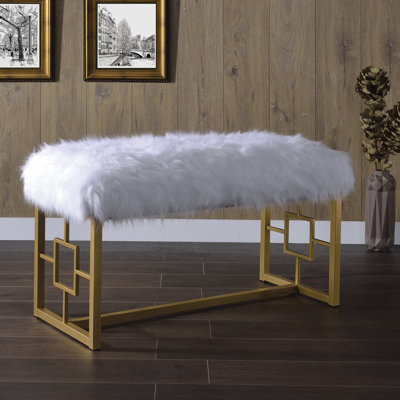 Banc de chambre contemporain blanc et doré avec coussin en fausse fourrure chaud pour le confort