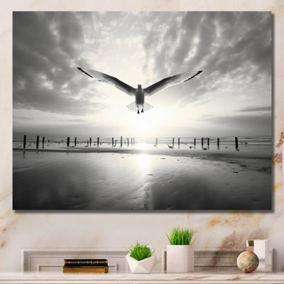 Gray Beach Seagulls In Flight III, reproduction d'art sur toile