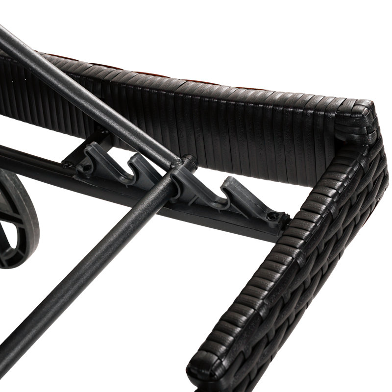 Chaise longue de patio en osier de 80 po avec dossier réglable et roulettes Nixon, Noir et brun