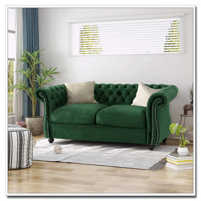Causeuse Chesterfield avec capitonnage profond et détails cloutés