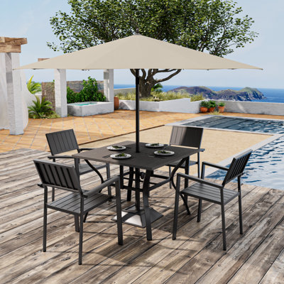 Ensemble de salle à manger d'extérieur 5 pièces 5 pièces, 4 chaises en fer (capacité de 350 lb) + table carrée en métal grain de bois avec trou pour parasol de 37,8 po, antirouille, conception ergonomique à lattes, assemblage rapide en 30 minutes