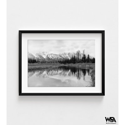 Montagnes et forêt, photographie de paysage en noir et blanc, impressions esthétiques à l'extérieur, forêt d'hiver nuageuse et impression de photos de lac