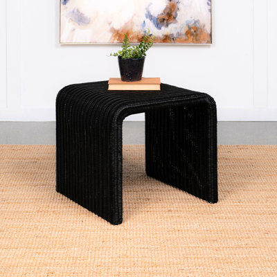 Table de bout carrée noire tissée, style rétro, idéale pour les chambres à coucher, les salons, la table à structure en U en noir, texture, ajoutant un élément élégant aux espaces