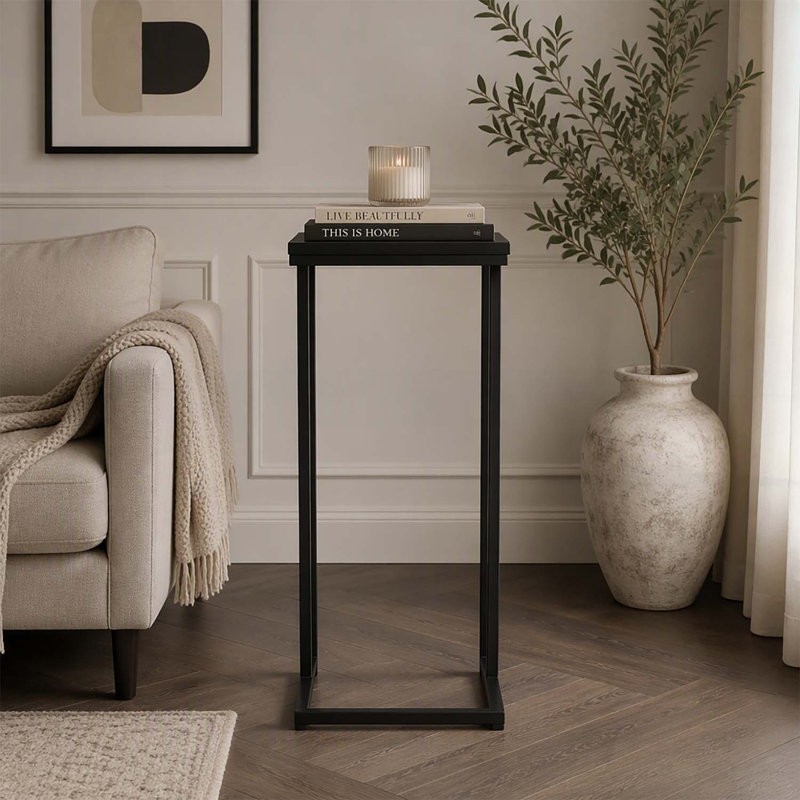 Ensemble de tables d'appoint modernes en forme de C avec structure en fer, durables et élégantes pour embellir votre salon.