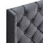 Grand lit plateforme en velours avec ailes et motifs, gris