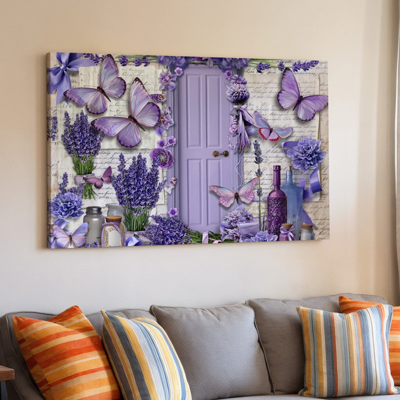 La toile crée un collage fantaisiste mettant en vedette une variété de teintes de lavande et des éléments floraux avec des textures douces et des impressions sur toile superposées