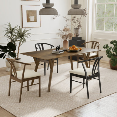 Table de salle à manger en bois avec chaises triangulaires Merrimac
