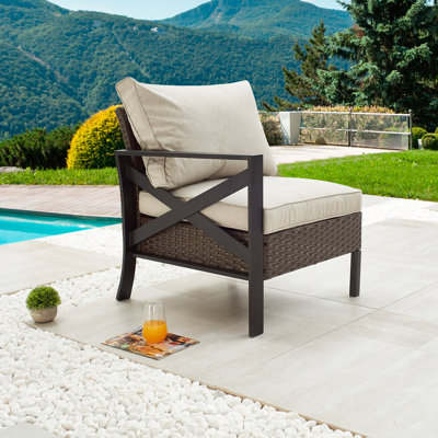 Chaise longue d'extérieur en osier avec coussins en oléfine Ajai