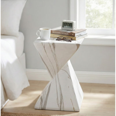 Table d'appoint moderne en béton 18,5 po de hauteur, table de bout de patio avec motif cannelé sculptural, table d'appoint minimaliste géométrique résistante aux intempéries pour le jardin, le balcon et la piscine, marbre blanc