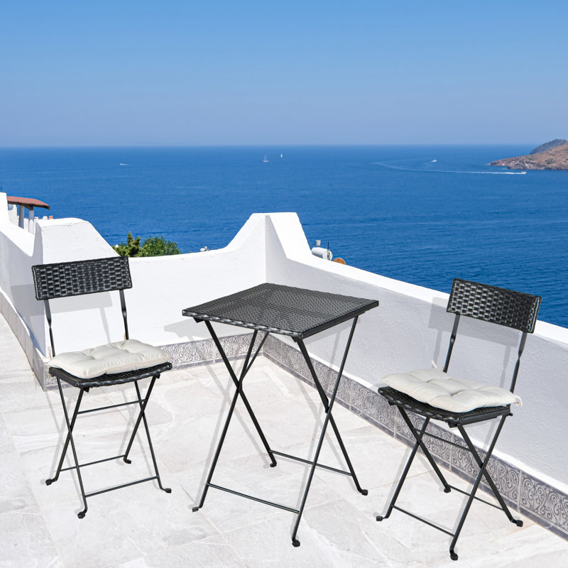 Ensemble bistro pliant en osier de patio avec une table, deux chaises et deux coussins beiges