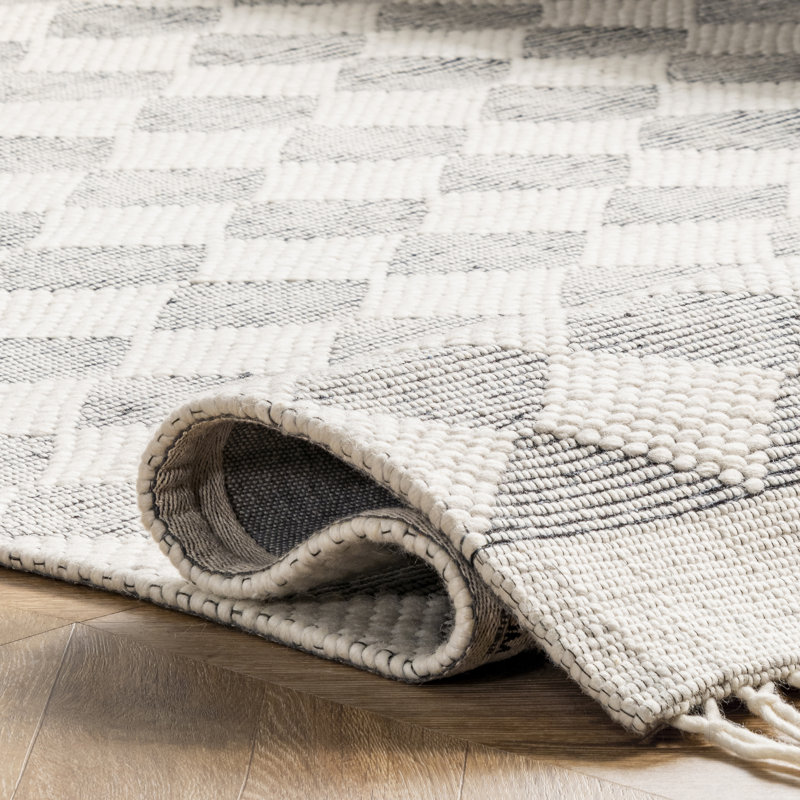 Gray and White Diamond Pattern Wool Blend 6' x 9' Area Rug