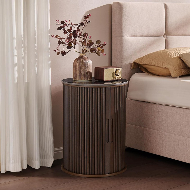 Table d'appoint ronde cannelée, table de bout à plateau en faux marbre noir avec rangement, table de chevet moderne de style Mid-Century pour la chambre à coucher et le salon, noyer