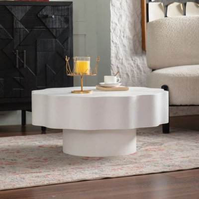 Table basse festonnée: forme unique à bord ondulé, pièce centrale élégante pour les espaces élégants.