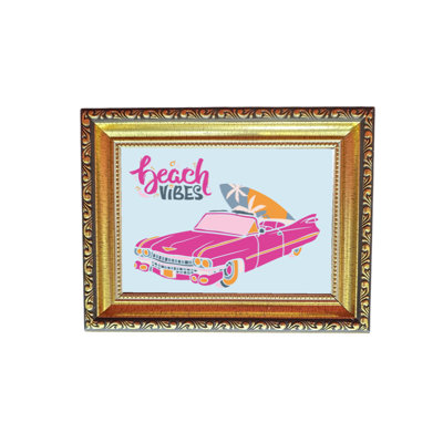 Voiture de plage rose antique avec cadre doré