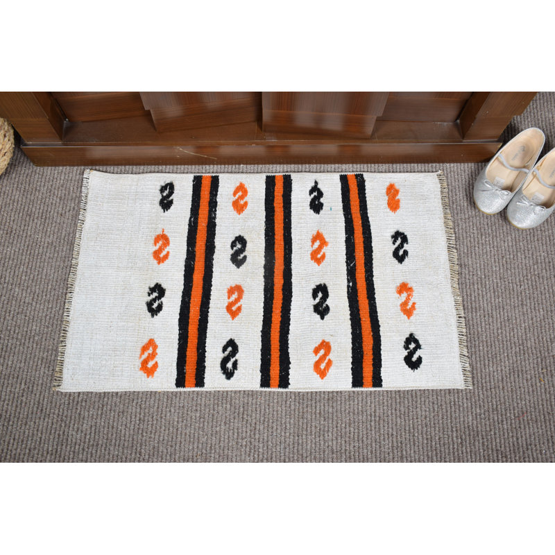 Paillasson beige avec des motifs uniques de serpent orange et noir pour les entrées de style bohémien